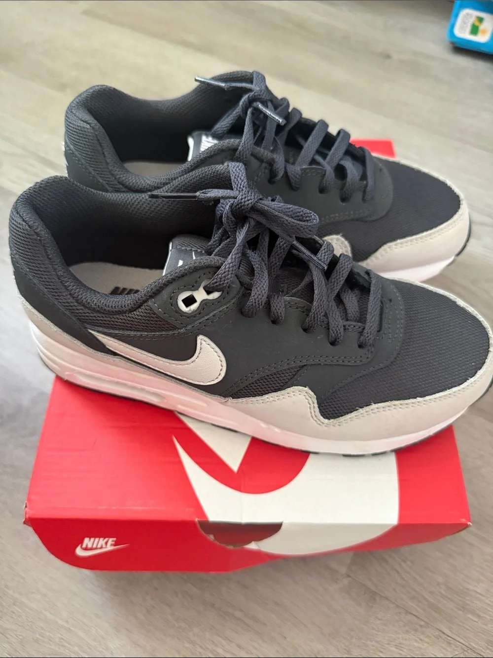 NIKE AIR MAX 1 GRADE SCHOOL SIZE 4